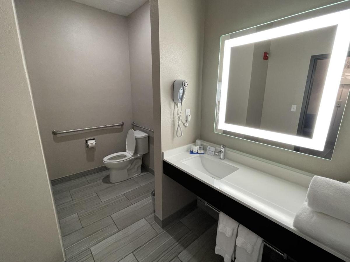 Holiday Inn Express Hotel And Suites Ada By Ihg Buitenkant foto