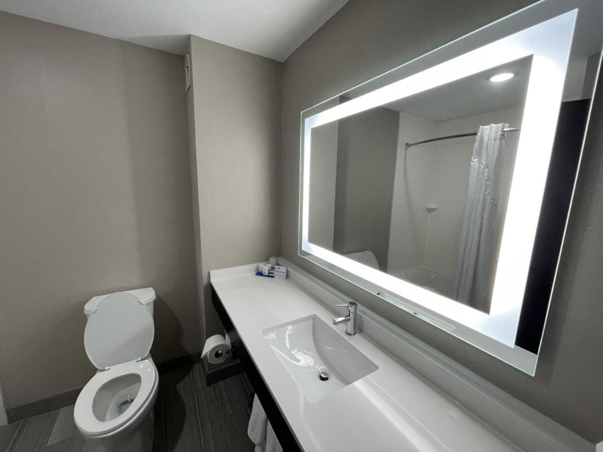 Holiday Inn Express Hotel And Suites Ada By Ihg Buitenkant foto