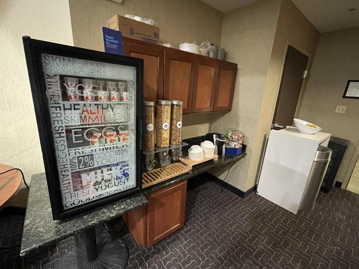 Holiday Inn Express Hotel And Suites Ada By Ihg Buitenkant foto
