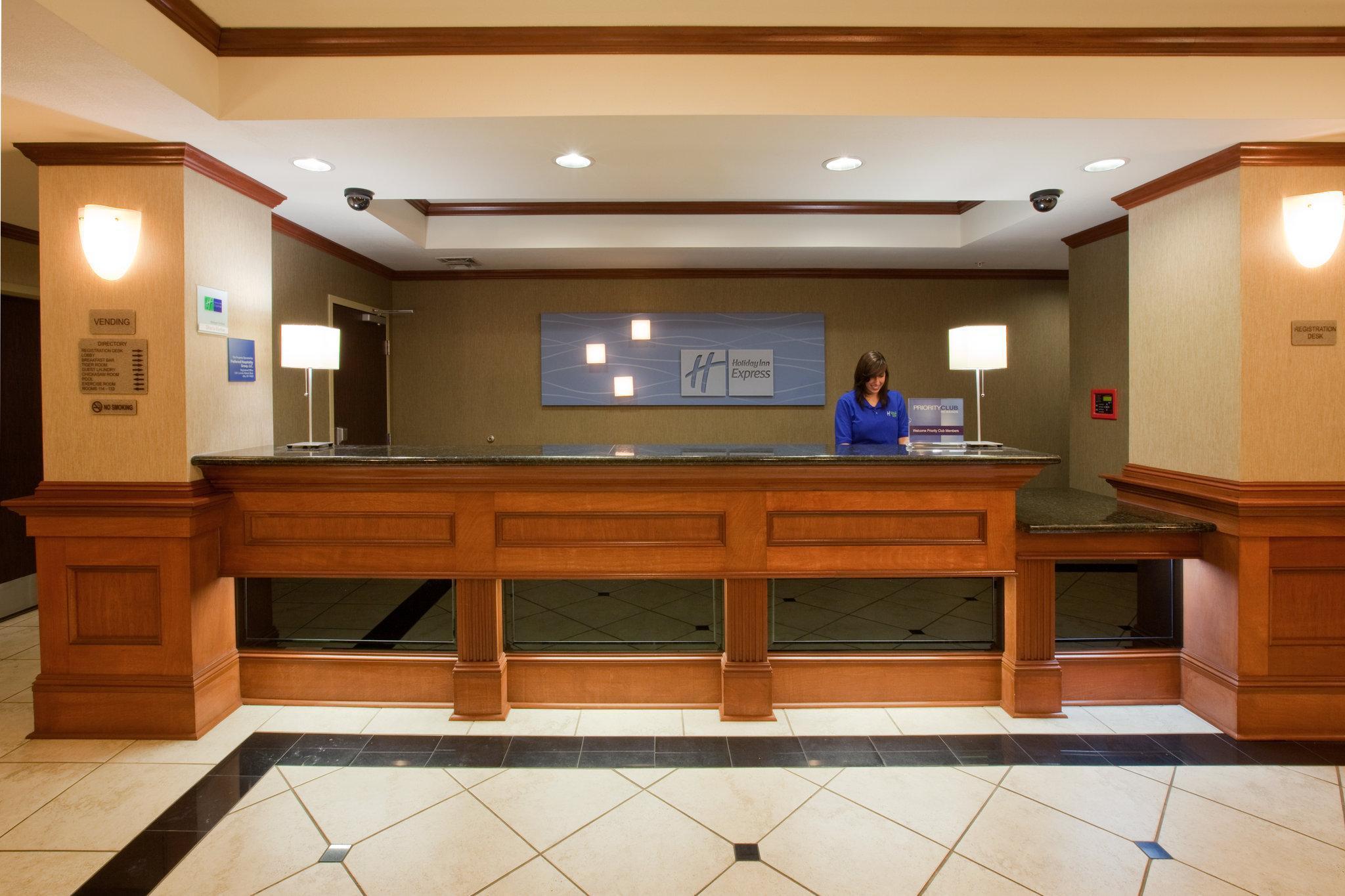 Holiday Inn Express Hotel And Suites Ada By Ihg Buitenkant foto