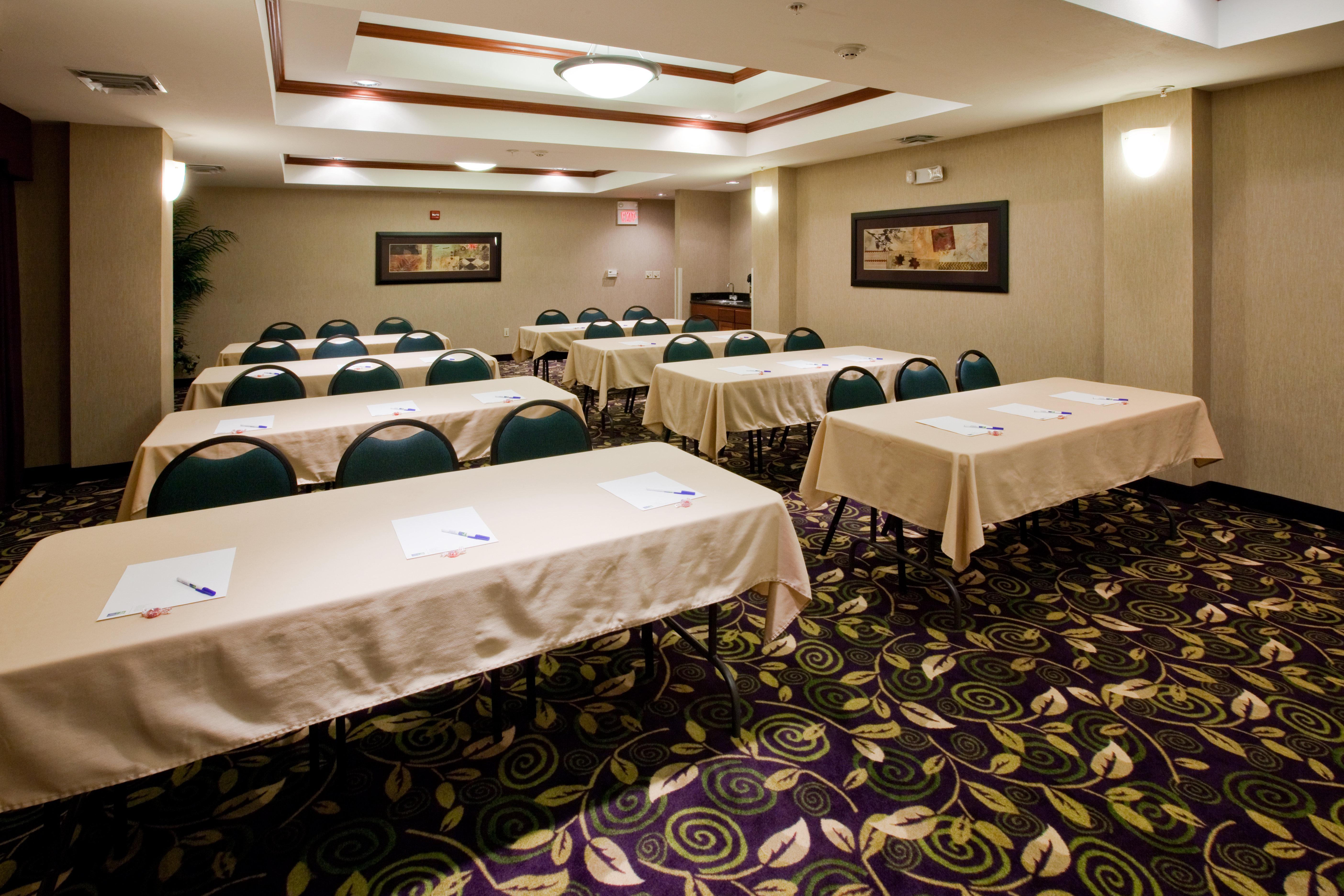 Holiday Inn Express Hotel And Suites Ada By Ihg Buitenkant foto