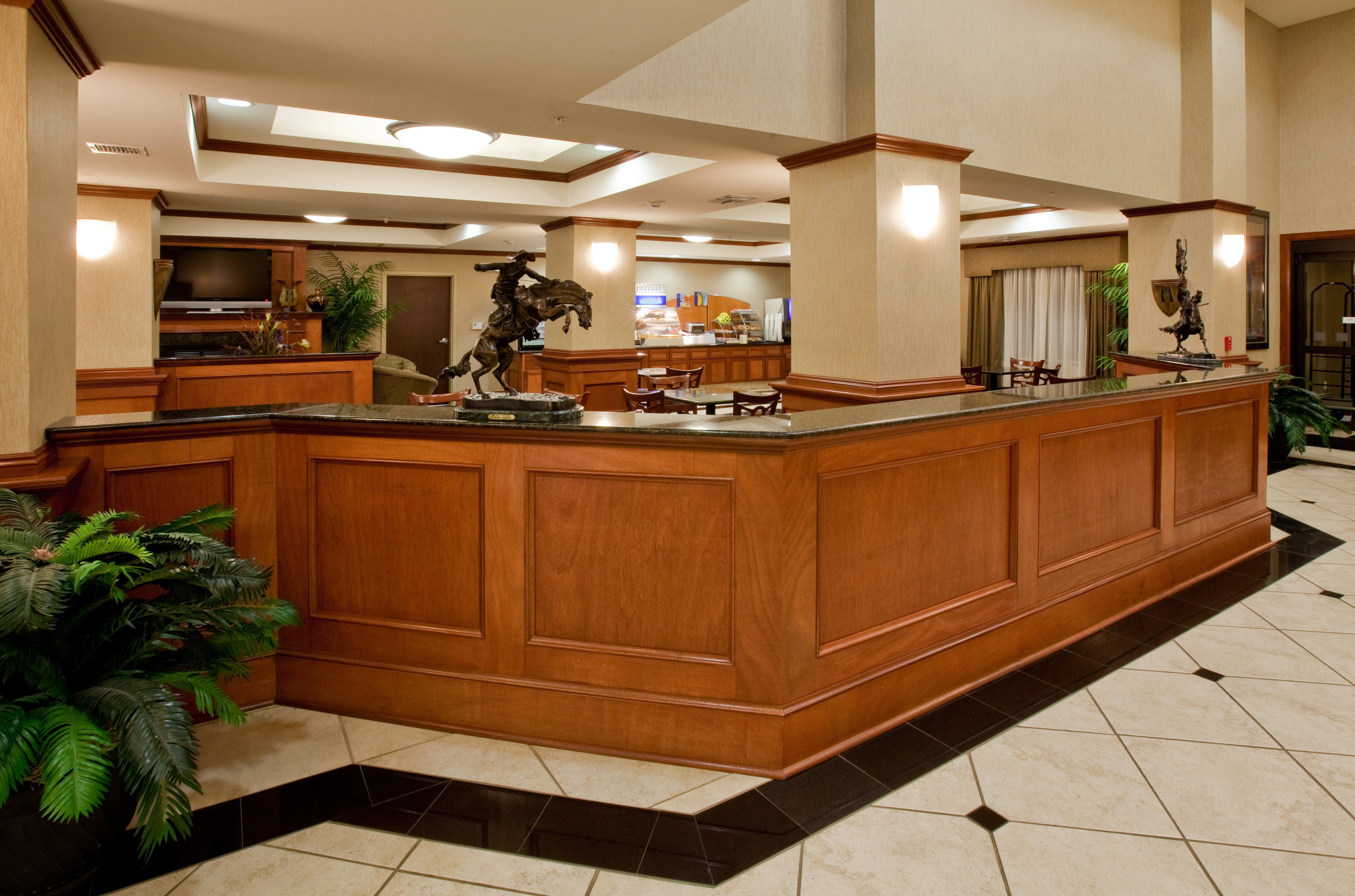 Holiday Inn Express Hotel And Suites Ada By Ihg Buitenkant foto