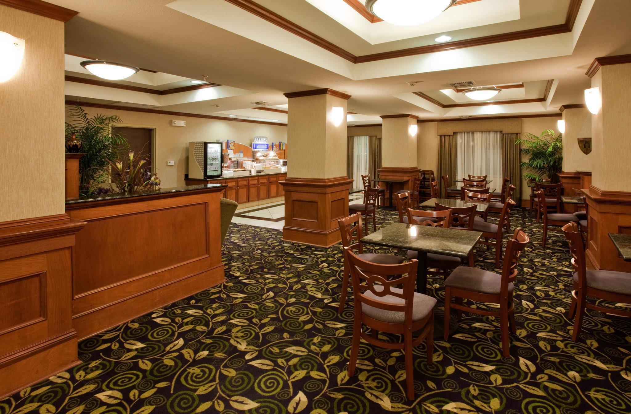 Holiday Inn Express Hotel And Suites Ada By Ihg Buitenkant foto